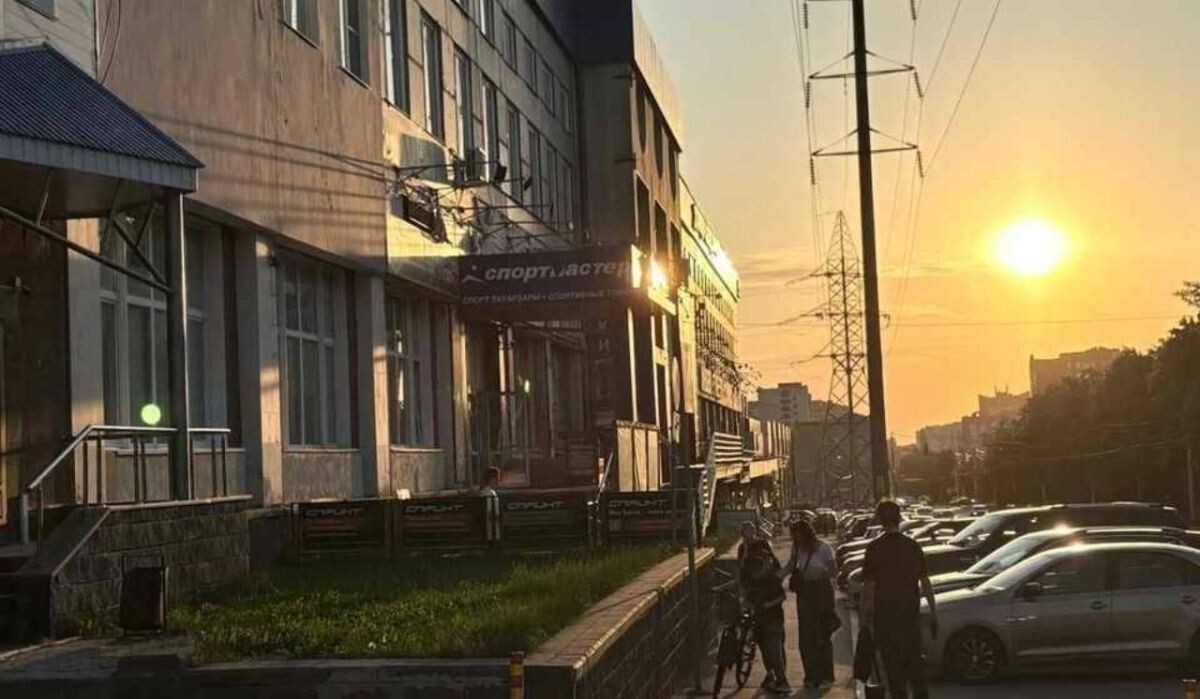     Закат в городе. Источник: ufa.kp.ru Автор фото: Дарья Кинзикеева