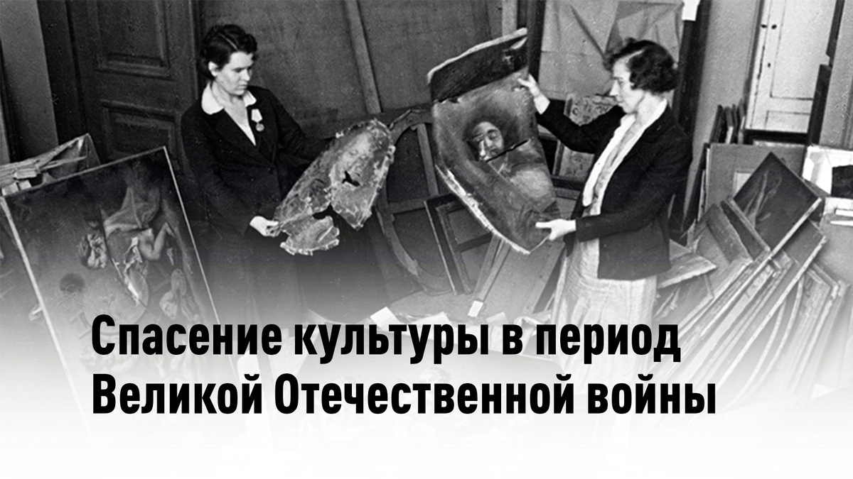 Сотрудницы Эрмитажа упаковывают картины