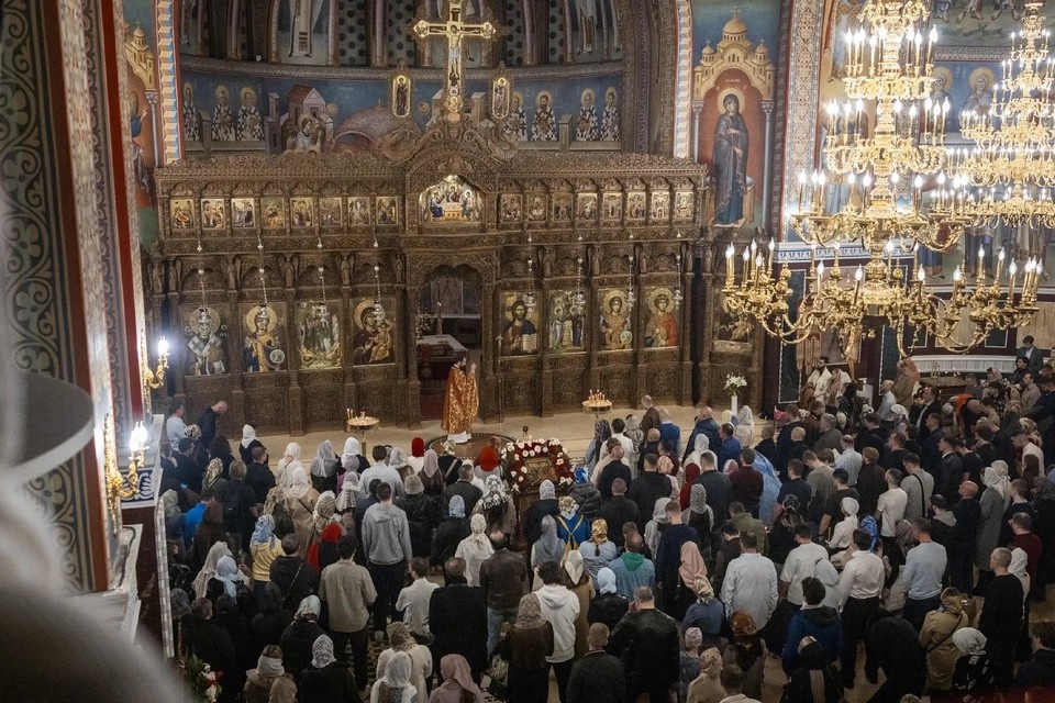    На богослужениях в греческом храме многолюдно. Фото: ПАНФИЛОВ Артем