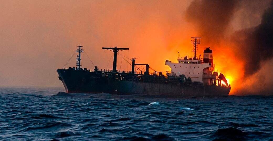 Торговые суда между эскортницами и решалами. Вместе с кораблями в Ормузском проливе тонет мировая логистика и международное право