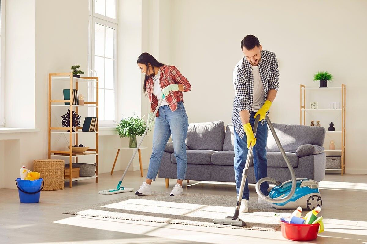 Уборка в доме необходима, но ее можно заметно облегчить. Источник: Studio Romantic / Shutterstock / FOTODOM📷
