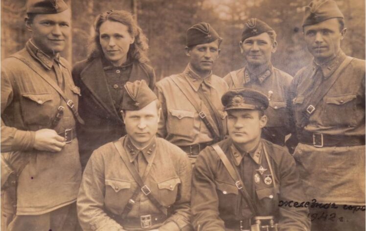    Политсостав авиаполка. Компаниец в нижнем ряду слева. Июнь 1942 года.