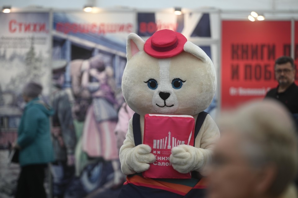    Книжный салон открыли в Петербурге. Алексей БУЛАТОВ
