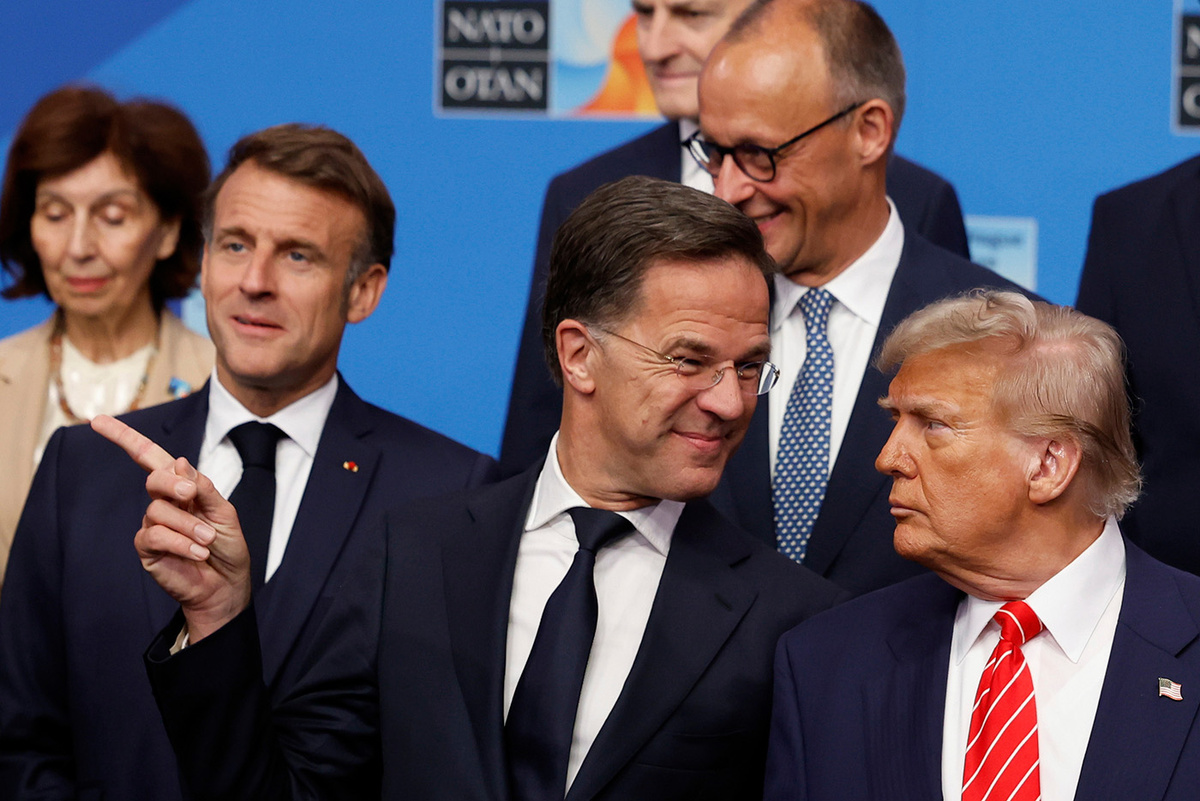   Президент США Дональд Трамп разговаривает с генеральным секретарем НАТО Марком Рютте во время групповой фотографии глав государств и правительств стран НАТО на саммите НАТО в Гааге, Нидерланды, 25 июня 2025 года- Geert Vanden Wijngaert / AP