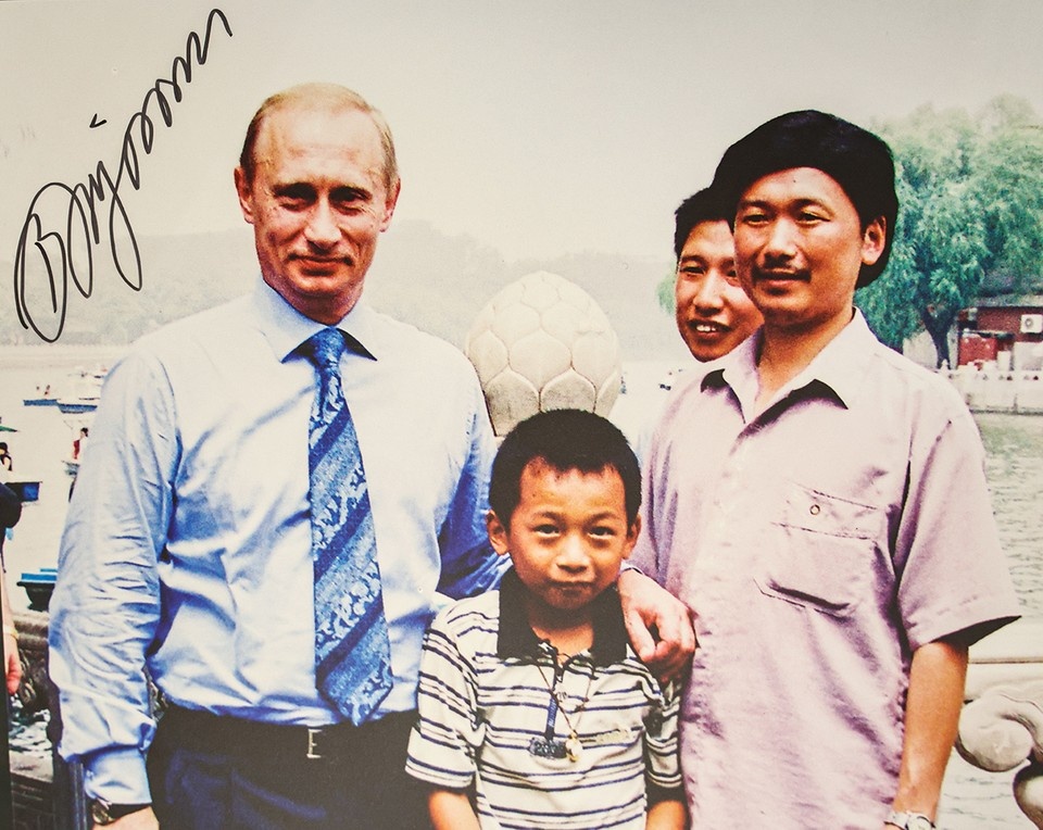    Владимир Путин и Пен Пай 26 лет назад в пекинском парке Бэйхай. Фото: Александр Казаков/ТАСС