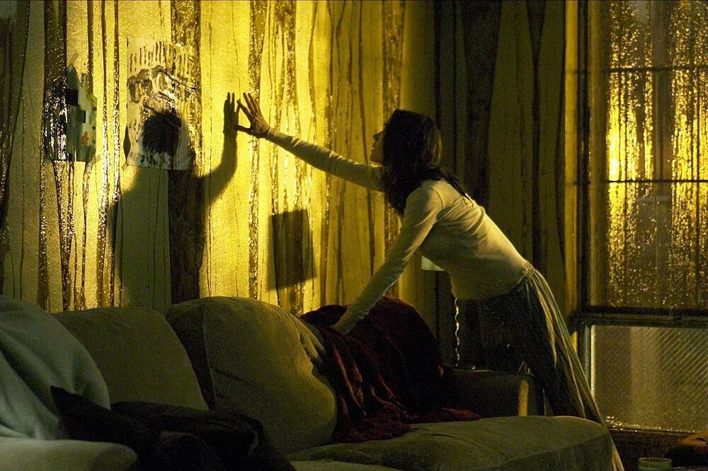 кадр из фильма "Темная вода". 2005 ("Dark water")