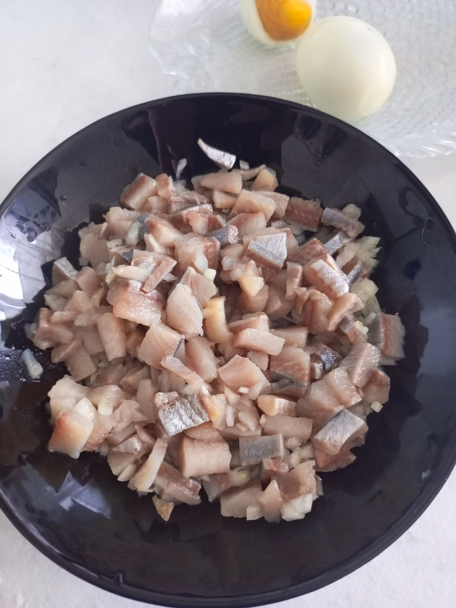 Смешивает. 
