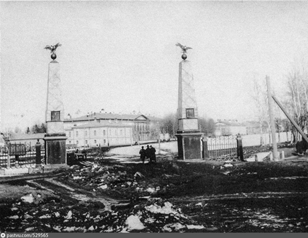 Казанская застава (была расположена на территории нынешнего Центрального рынка)