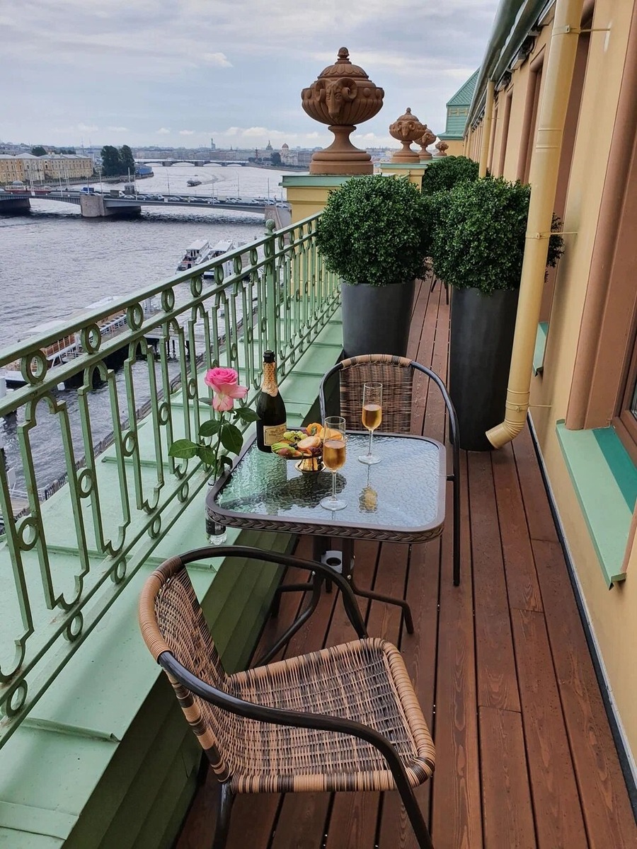 Терраса в отеле River Palace на Васильевском острове.