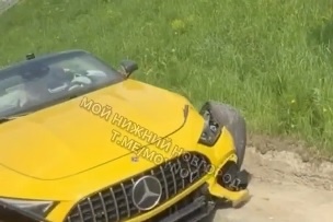    Водитель желтого \
