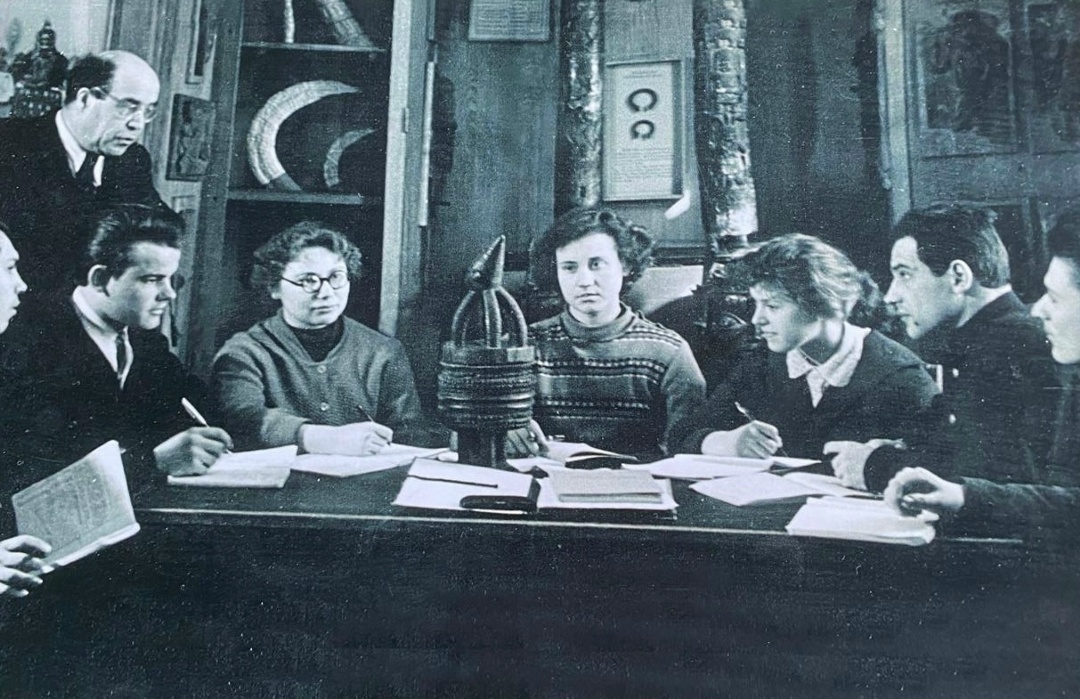 Нелли Владимировна со своей первой группой суахили, в которой она преподавала