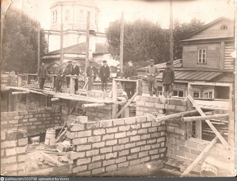 1926 г. Вид со двора. ЖСК "Труженик искусства" Строительство 1 здания. (https://pastvu.com/p/553738)