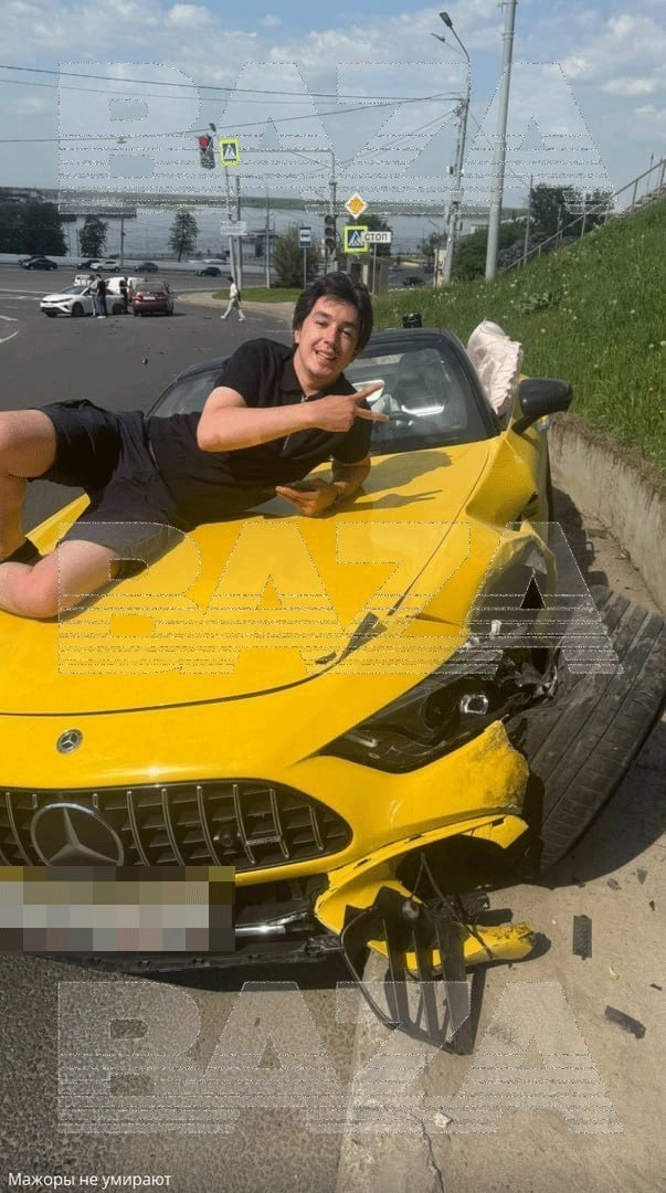 За рулём жёлтого кабриолета Mercedes-Benz находился 21-летний Сергей Корнилов