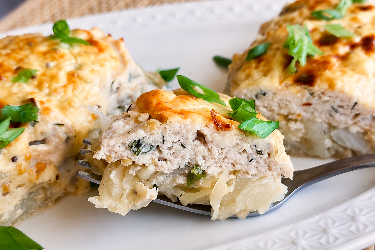 Сочные стейки из капусты с куриным фаршем и нежной заливкой