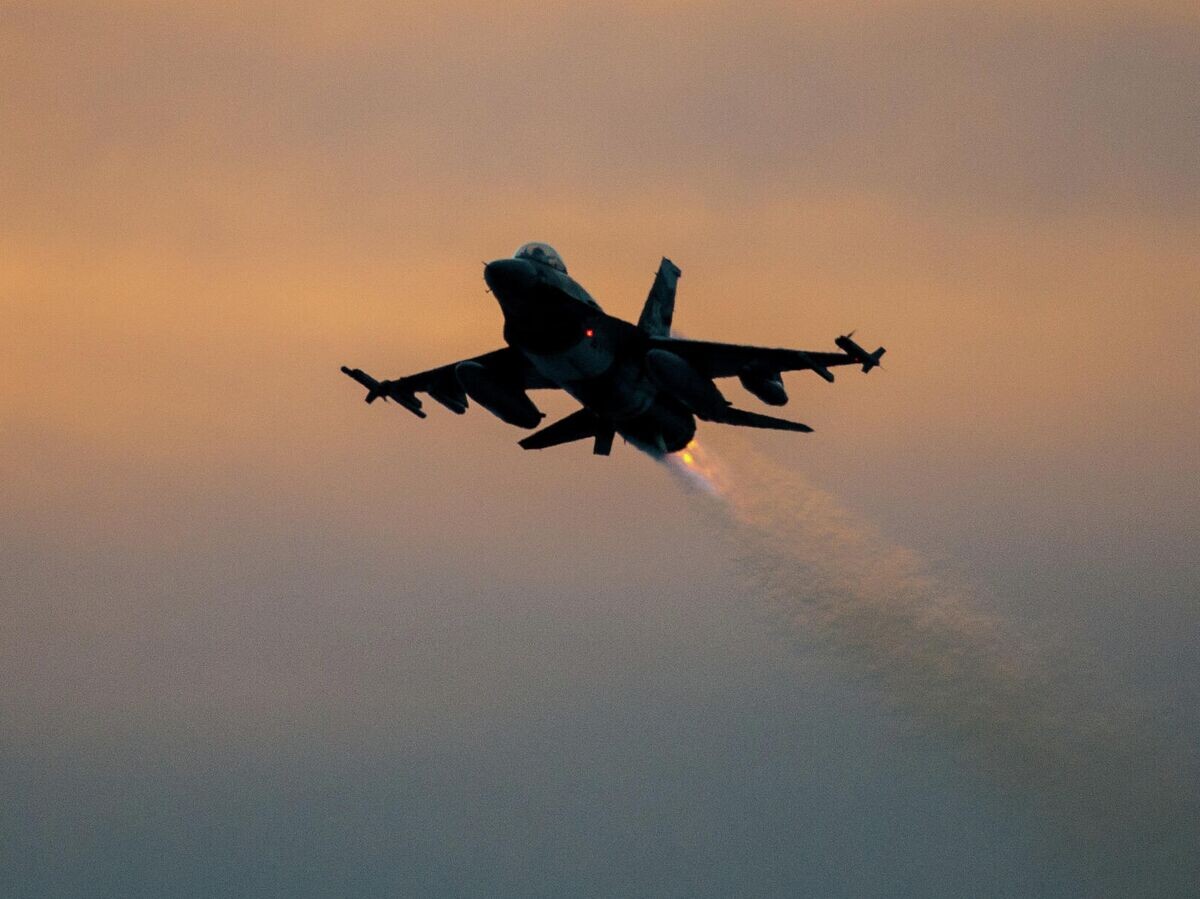    Американский истребитель F-16 в небе | © Фото : United States government work / US Air Force/ Joseph L. Swafford