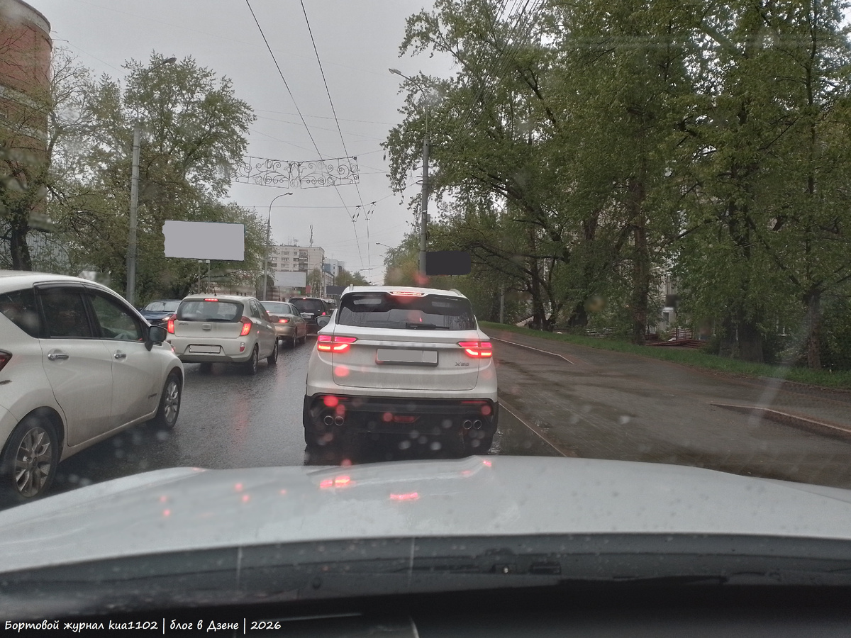 Вот так выглядит работа стоп-сигналы у модели Belgee X50. Автор фотографии kua1102