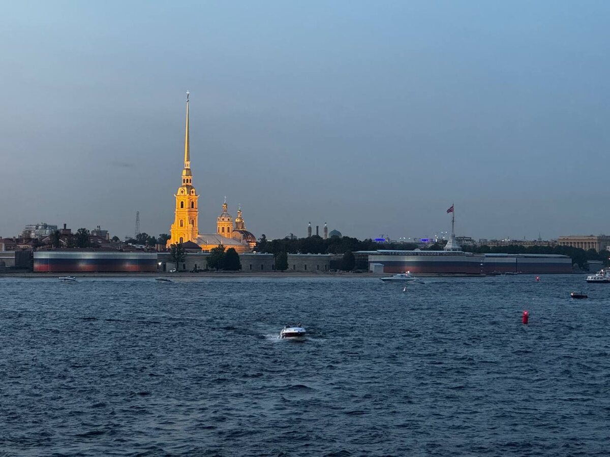 Вид на Петропавловскую крепость с Дворцового моста