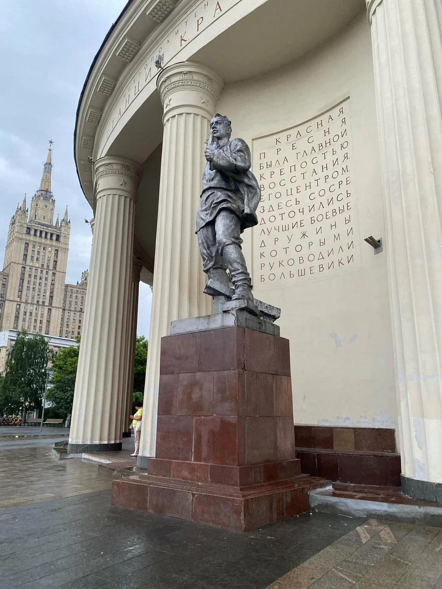 Памятник "Дружинник 1905 года" около метро "Краснопресненская", 2024. Фото из карт Яндекса.