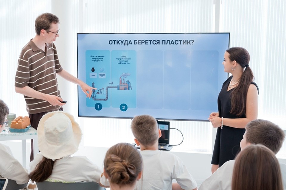    На уроке дети узнали, что из переработанных алюминиевых банок можно сделать велосипед, а из пластиковых бутылок - одежду и обув. Фото: vk.com/kazanorgsintez_official