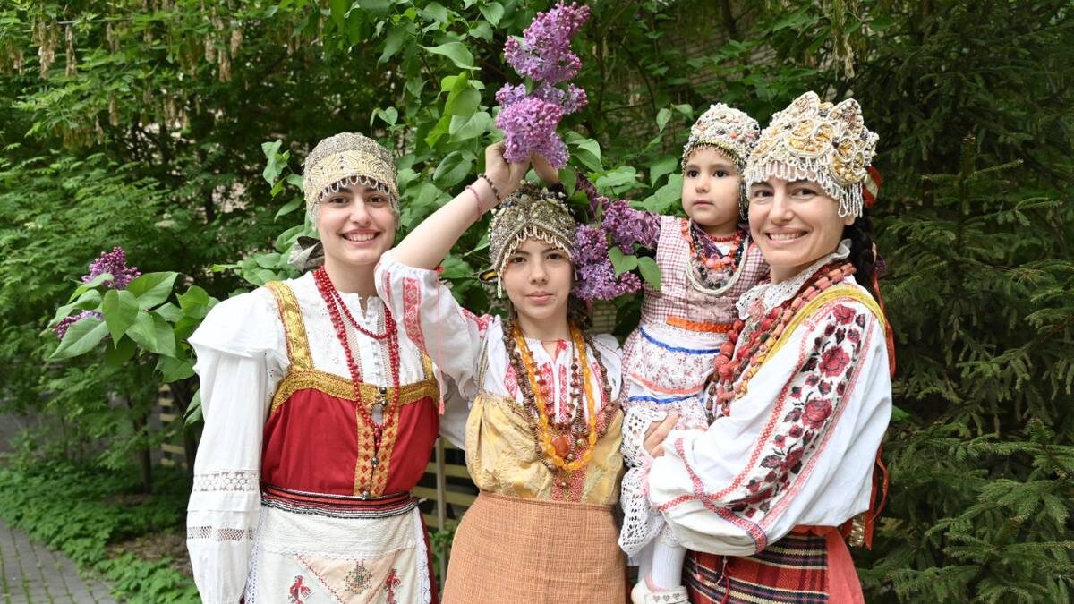    Ведущий методист Центра славянских культур Екатерина Иванова с дочерьми Анной, Анастасией и Лизой на Днях славянских культур / Фото: Александр Кочубей / Вечерняя Москва
