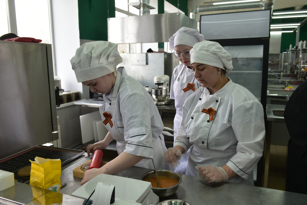 Больше всего бюджетных мест в Череповецком многопрофильном колледже. Одно из направлений подготовки - «повар, кондитер». Фото из архива редакции.
