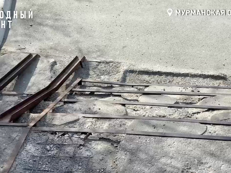     люди спускаются по развалившейся лестнице с опаской. фото: Народный фронт Мурманской области.