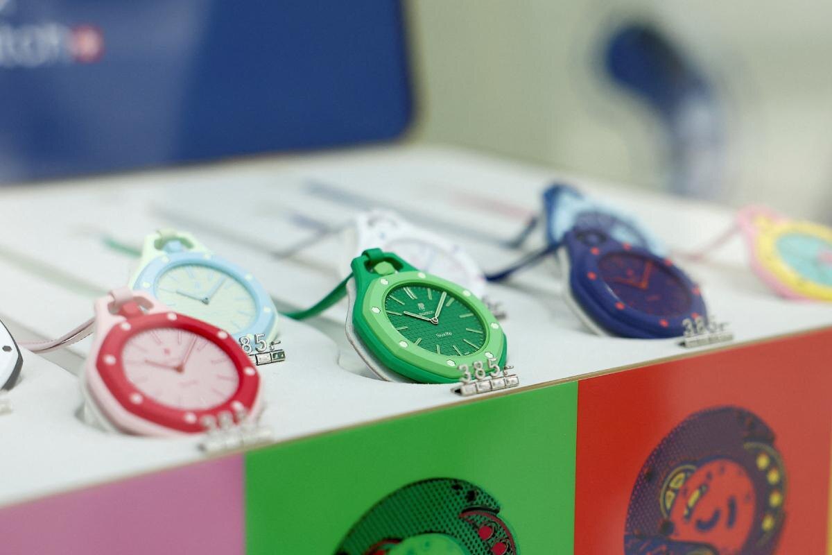 Alice Sacco / Reuters📷Витрина с часами Swatch x Audemars Piguet, Париж