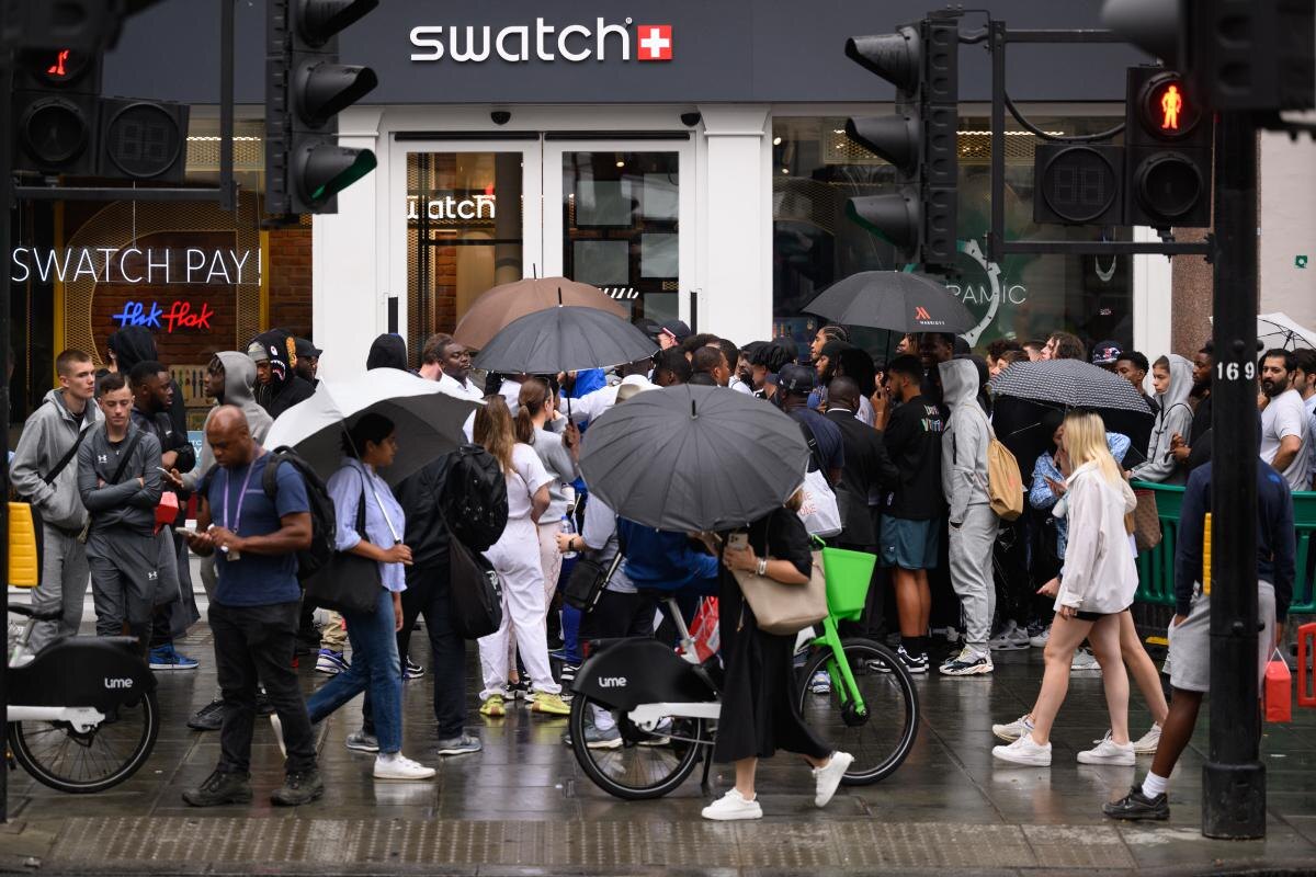 Leon Neal / Getty Images📷Очередь за часами Swatch x Omega MoonSwatch, Лондон, 2022 год