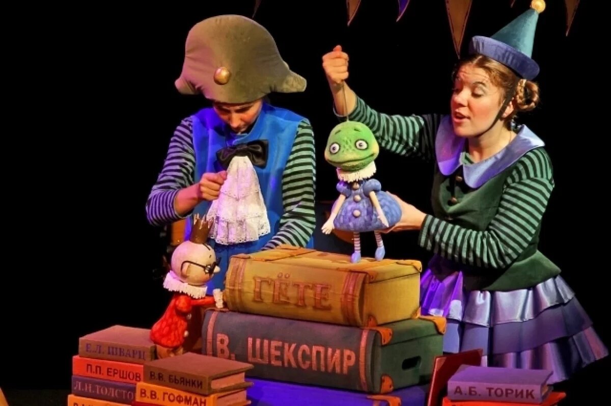    В театре в большинстве спектаклей переплетаются живой план и кукольный.