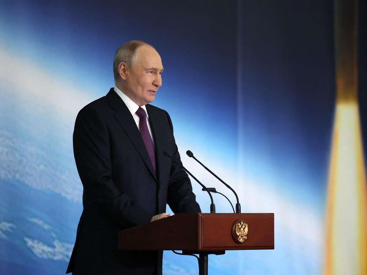    Президент РФ Владимир Путин во время посещения Московского института теплотехники | © Фото : Пресс-служба президента России