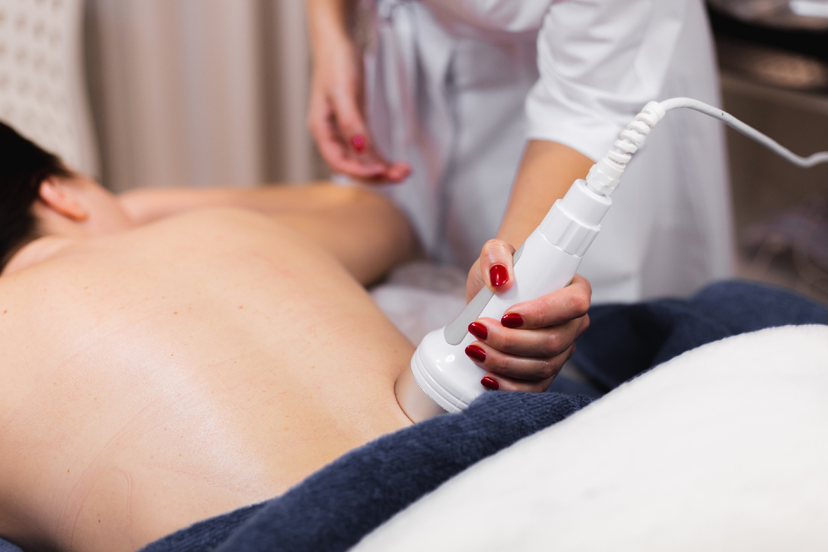 <a href="https://www.magnific.com/ru/free-photo/girl-spa-salon-receives-back-neck-massage-lies-cosmetology-table-relaxed-enjoys-process_13341530.htm#fromView=search&page=1&position=6&uuid=0e04acb8-05fa-4fc3-a579-04700998d3f2&query=%D0%B2%D0%B0%D0%BA%D1%83%D1%83%D0%BC%D0%BD%D1%8B%D0%B9+%D0%BC%D0%B0%D1%81%D1%81%D0%B0%D0%B6">Изображение от kroshka__nastya на Magnific</a>