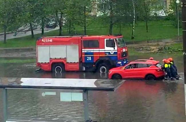 Два автомобиля сотрудникам МЧС пришлось буквально вырвать из объятий водной стихии посредством буксировки abw.by