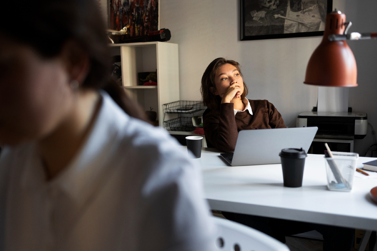 <a href="https://www.magnific.com/ru/free-photo/side-view-woman-working-laptop_32634704.htm#fromView=search&page=1&position=36&uuid=50285194-2fa2-4764-904d-c11199f1ff30&query=%D1%81%D0%BA%D1%83%D0%BA%D0%B0+%D0%BD%D0%B0+%D1%80%D0%B0%D0%B1%D0%BE%D1%82%D0%B5">Изображение от pikisuperstar на Magnific</a>