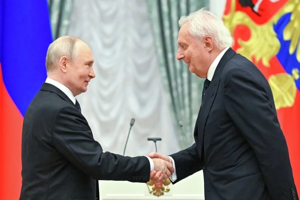    Путин в Кремле вручил госнаграды выдающимся россиянам