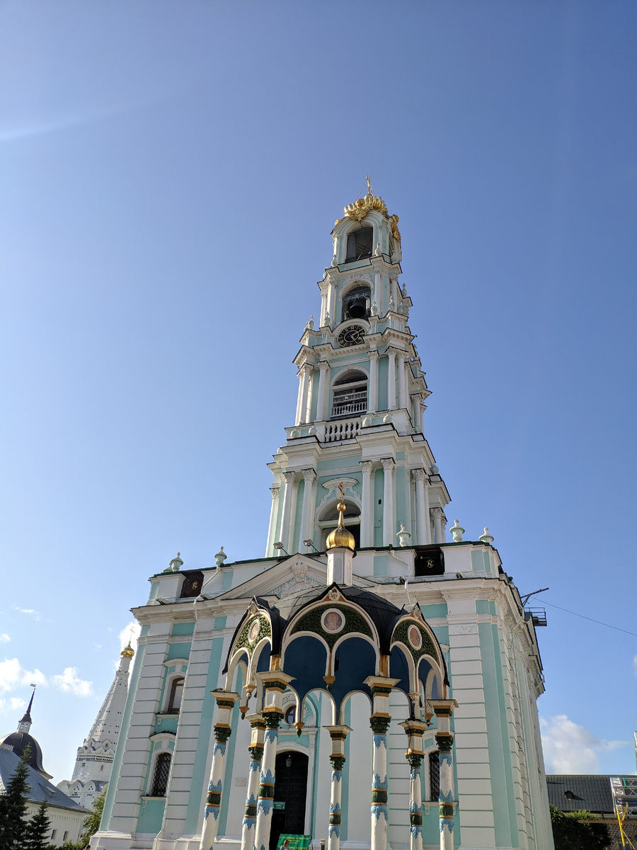 Мотайте фото кнопкой справа