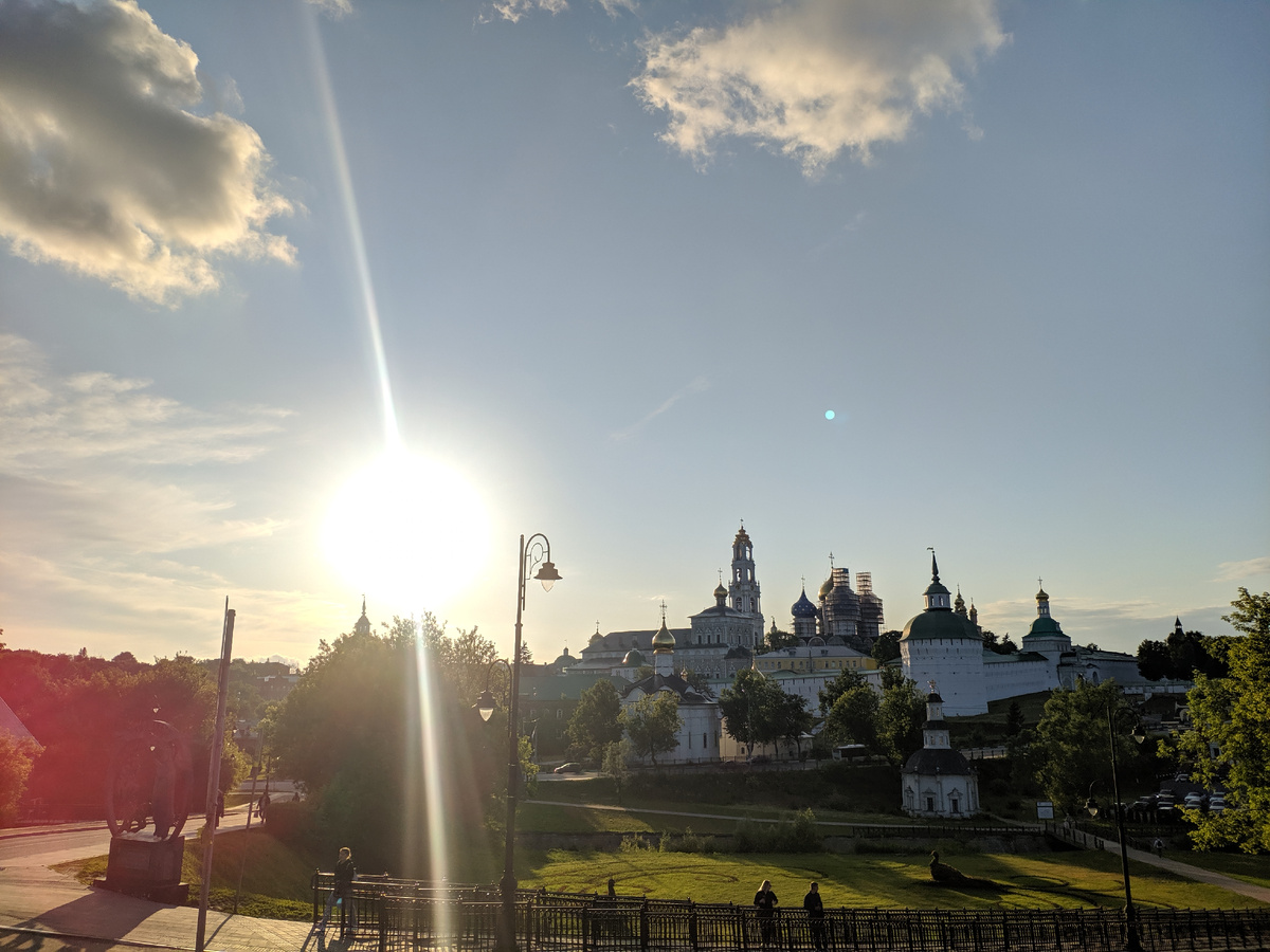 Мотайте фото кнопкой справа