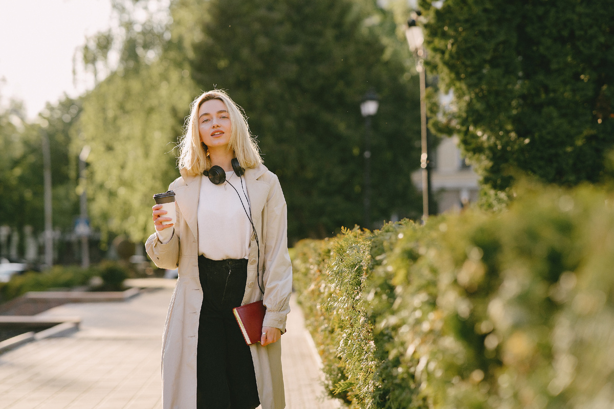 <a href="https://www.magnific.com/ru/free-photo/blonde-walks-summer-city-with-cup-coffee_8898359.htm#fromView=search&page=1&position=0&uuid=b4dc29b6-f484-42f2-8fac-4e27efad2380&query=%D0%B4%D0%B5%D0%B2%D1%83%D1%88%D0%BA%D0%B0+%D0%B2+%D0%BF%D0%B0%D1%80%D0%BA%D0%B5+%D0%B3%D0%BE%D1%80%D0%BE%D0%B4">Изображение от prostooleh на Magnific</a>