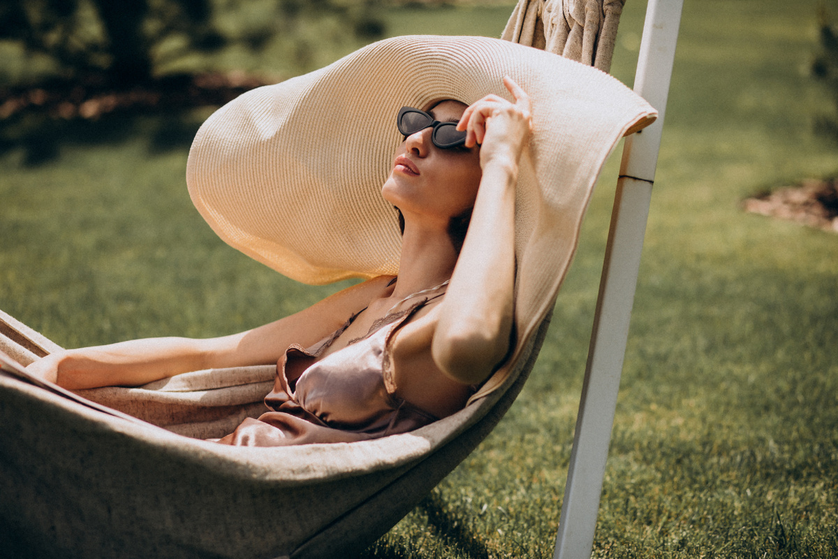<a href="https://www.magnific.com/ru/free-photo/beautiful-woman-lying-hammock-wearing-big-sunhat_8827874.htm#fromView=search&page=1&position=13&uuid=23bf93c4-1d4c-4838-8d9f-159e3ec80381&query=%D0%B7%D0%B0%D0%B3%D0%BE%D1%80%D0%B0%D1%82%D1%8C">Изображение от senivpetro на Magnific</a>
