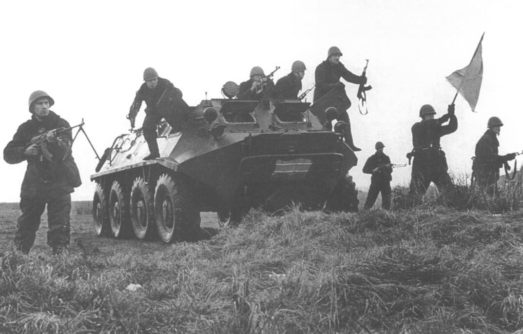 БТР-60П морской пехоты на учениях, 1967 г.
Источник: war-book.ru