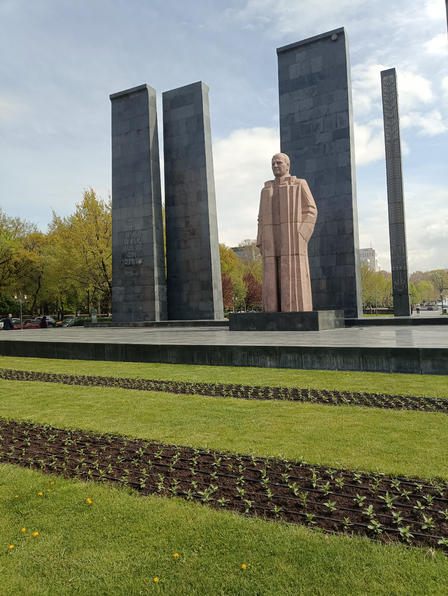 Памятник Александру Мясникяну