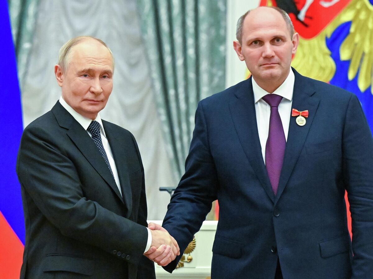    Президент РФ Владимир Путин и тренер-преподаватель ГБУ ДО спортивной школы олимпийского резерва имени А.С. Рахлина Михаил Рахлин, получивший знак отличия "За наставничество" | © РИА Новости / Станислав Красильников