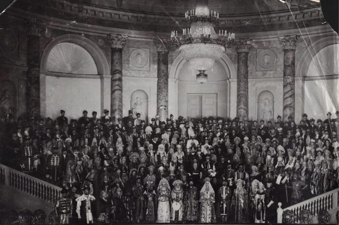 Групповая фотография участников бала 1903 года.