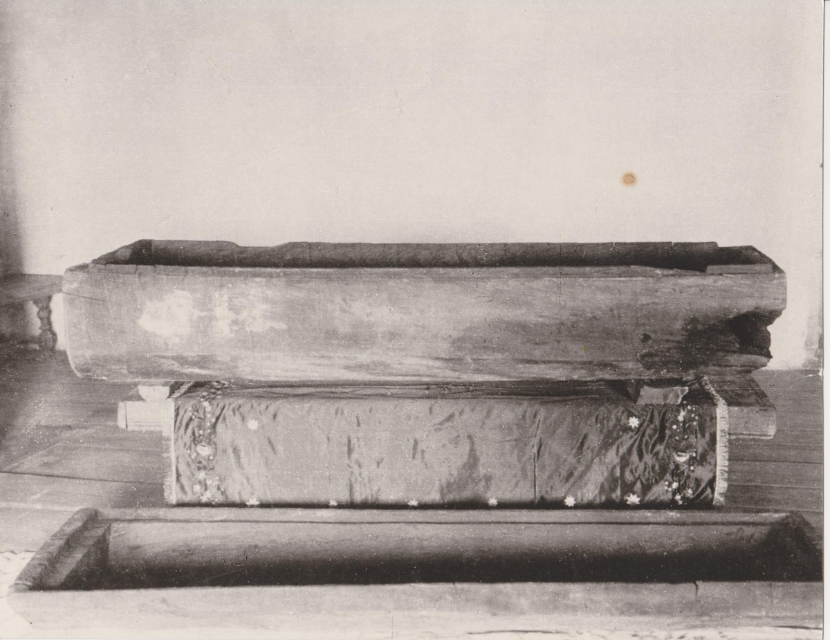 Источник: https://goskatalog.ru. Ганн. Фотокопия «Гроб-колода из-под останков о. Серафима». 1903 г. Муниципальное бюджетное учреждение культуры «Городской музей». г. Саров.