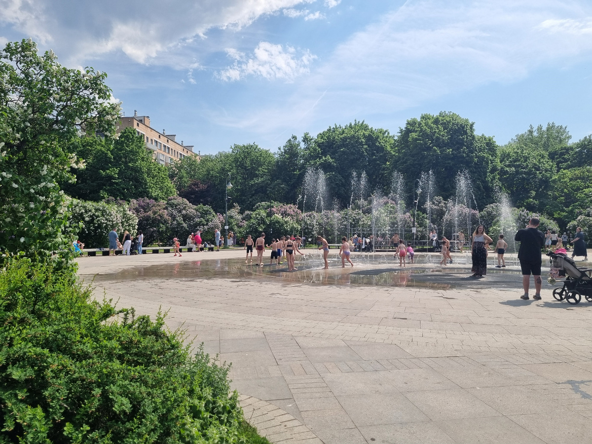 Жара в Москве - время купаться в фонтанах)