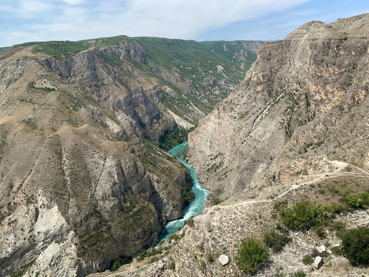 Благодаря ледниковому происхождению вода в река Сулак бирюзовая. Мельчайшие частицы известняка и голубой глины, которые бурное течение вымывает из скал, остаются в воде в виде взвеси и работают как природный краситель. Фото: Майя Емельянова / Яндекс Карты