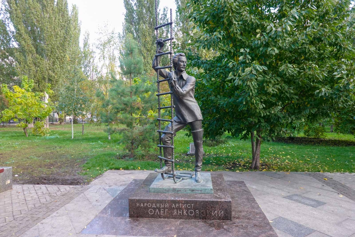 Саратов. Памятник Олегу Янковскому