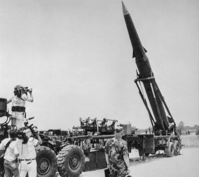 1 июня 1988 года. На военной базе Редстоун журналистам демонстрируют пусковую установку с ракетой «Першинг-2», которые должны быть уничтожены согласно советско-американскому договору о ликвидации ракет средней и меньшей дальности.