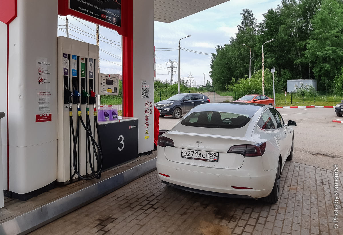 В 08:39 заправляем Теслу 95-м бензом на заправке на Камкабеле