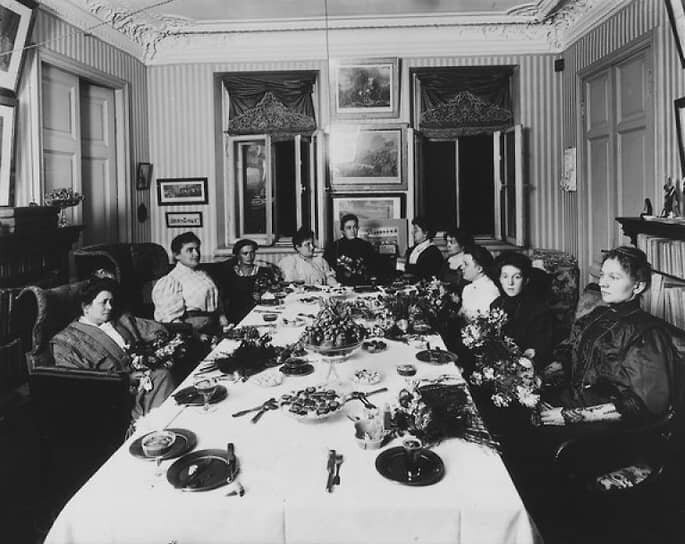 Жены депутатов Государственной думы за чаем, 1906 Фото: Центральный государственный архив кинофотофонодокументов Санкт-Петербурга