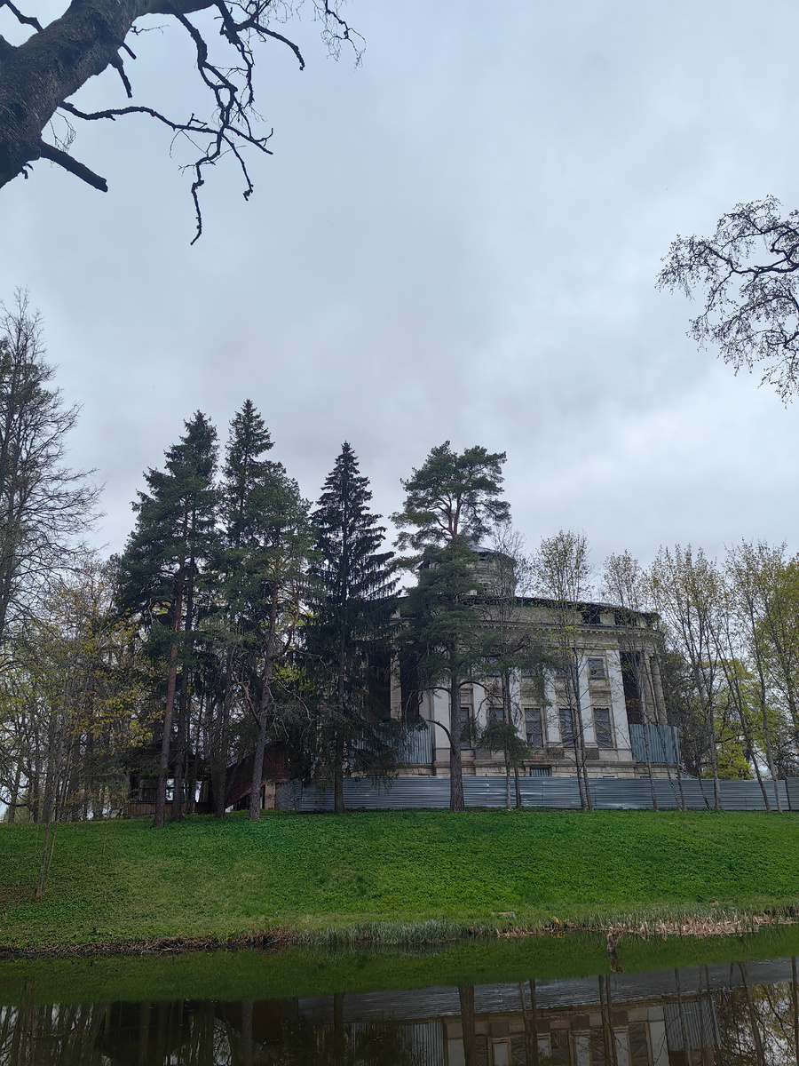 Вид на дворец с другого берега реки.